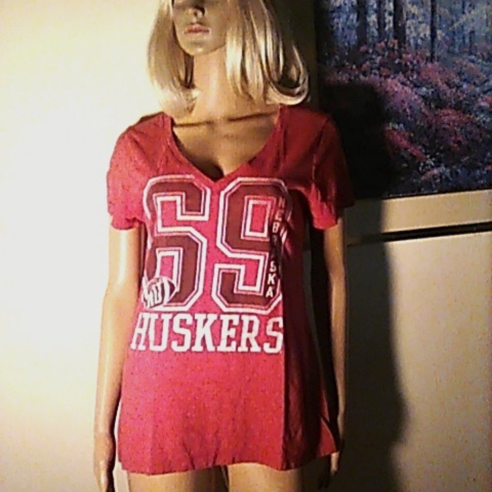T University NE Huskers T-Shirt L Brick Red NU V Neck Short Sleeves Football Tee